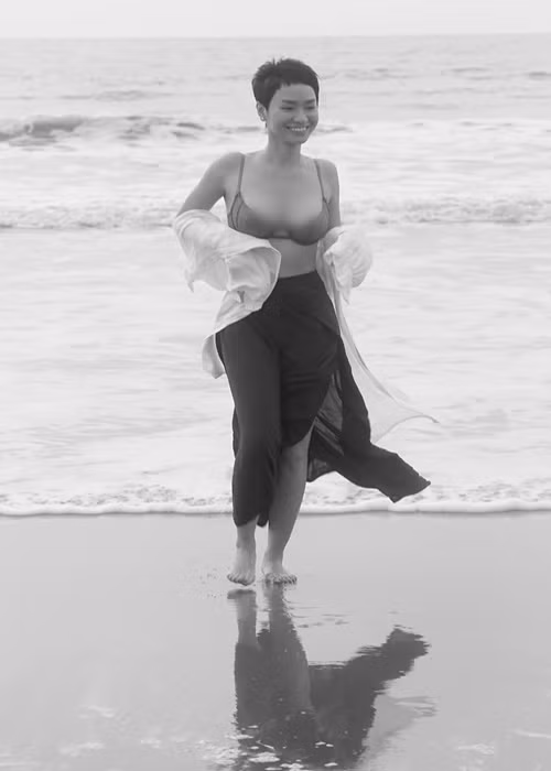 Tóc ngắn, nữ ca sĩ vẫn quyến rũ khó rời mắt.