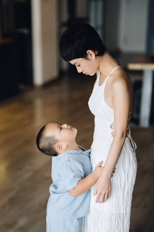 Bé Gia Hưng có vẻ ngoài bụ bẫm, được nhiều người ưu ái gọi là "cây hài nhí" trong dàn nhóc tì nhà sao Việt.