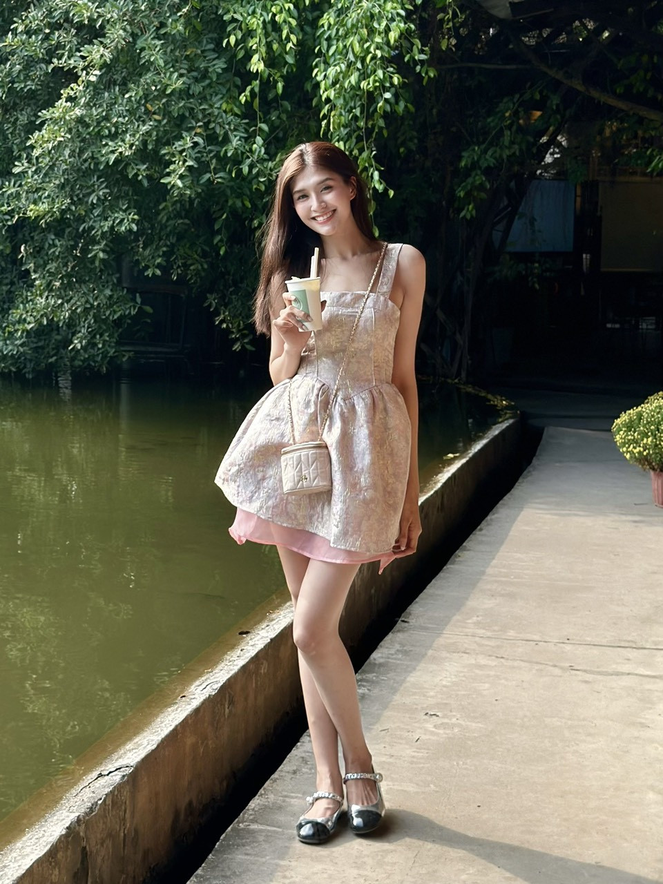 Minh Thương quan tâm đến dự án cộng đồng về giáo dục cho trẻ cơ nhỡ. Thi Miss Grand Vietnam 2024, cô không bị ảnh hưởng việc học nhưng phải gác lại công việc văn phòng.