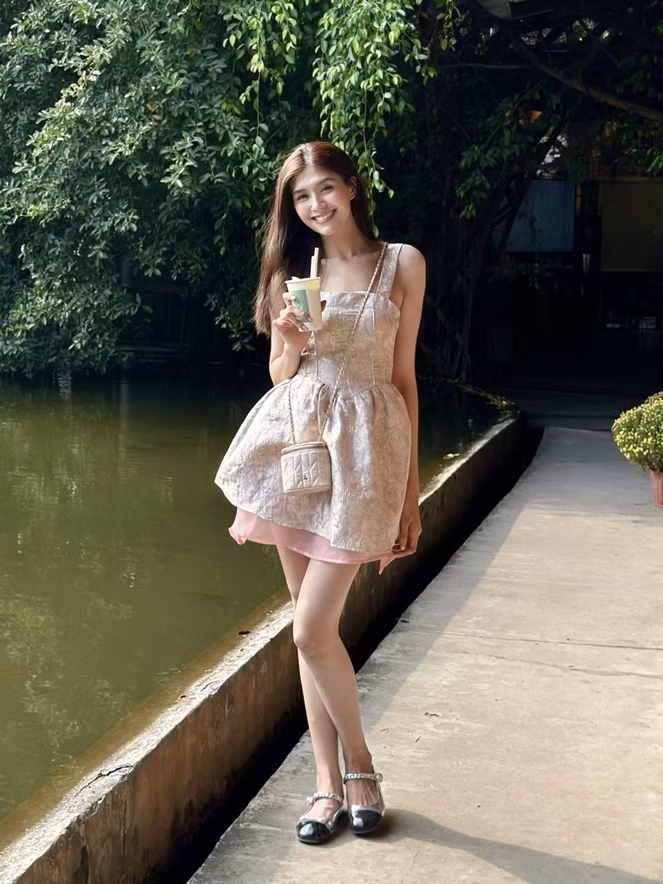 Minh Thương quan tâm đến dự án cộng đồng về giáo dục cho trẻ cơ nhỡ. Thi Miss Grand Vietnam 2024, cô không bị ảnh hưởng việc học nhưng phải gác lại công việc văn phòng.