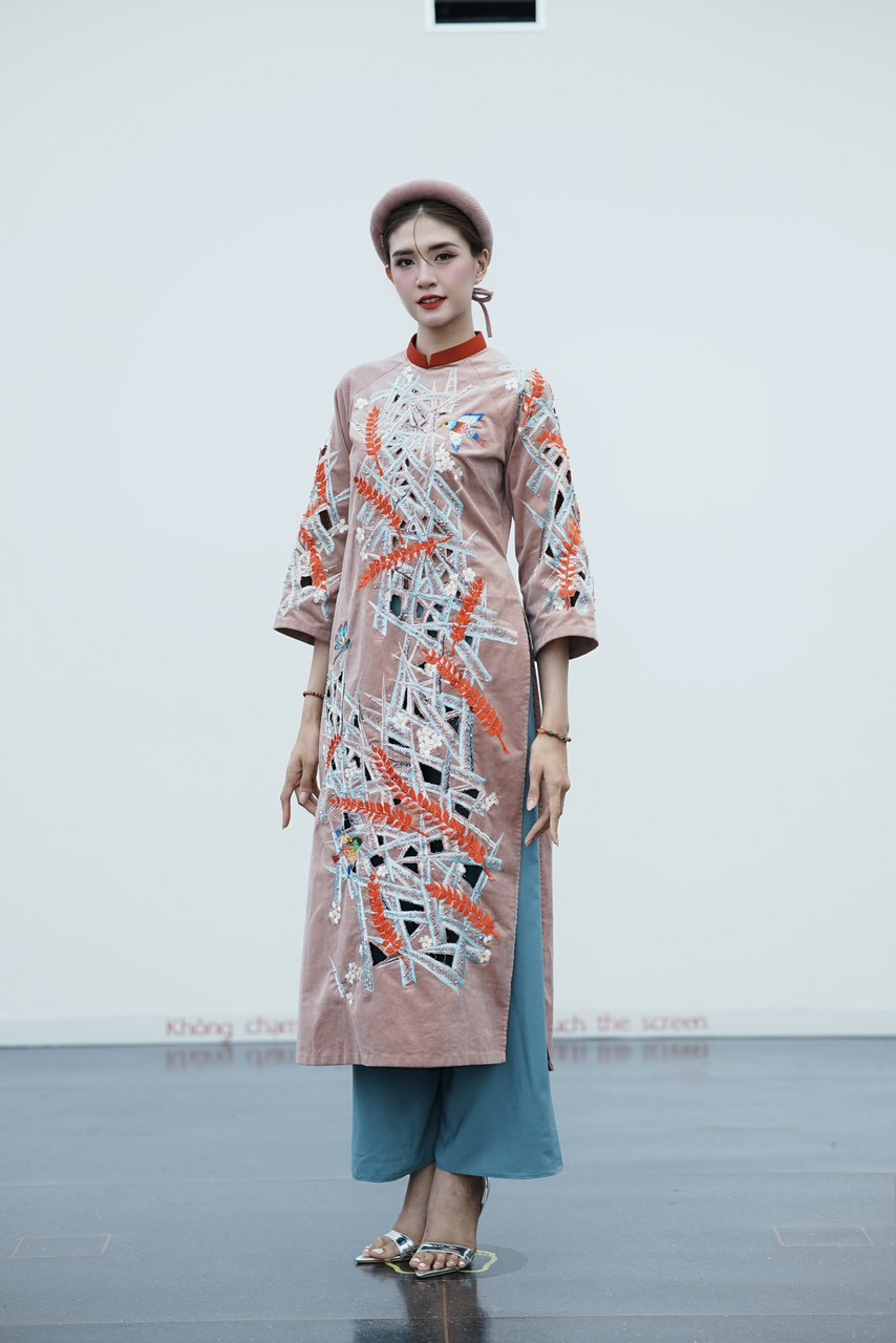 Ngoài học và làm Marketing, Minh Thương còn làm mẫu tự do, tham gia chụp ảnh và diễn thời trang. Nghề mẫu mang lại thu nhập thêm, sự tự tin và cơ hội kết nối với các tiền bối trong nghệ thuật.