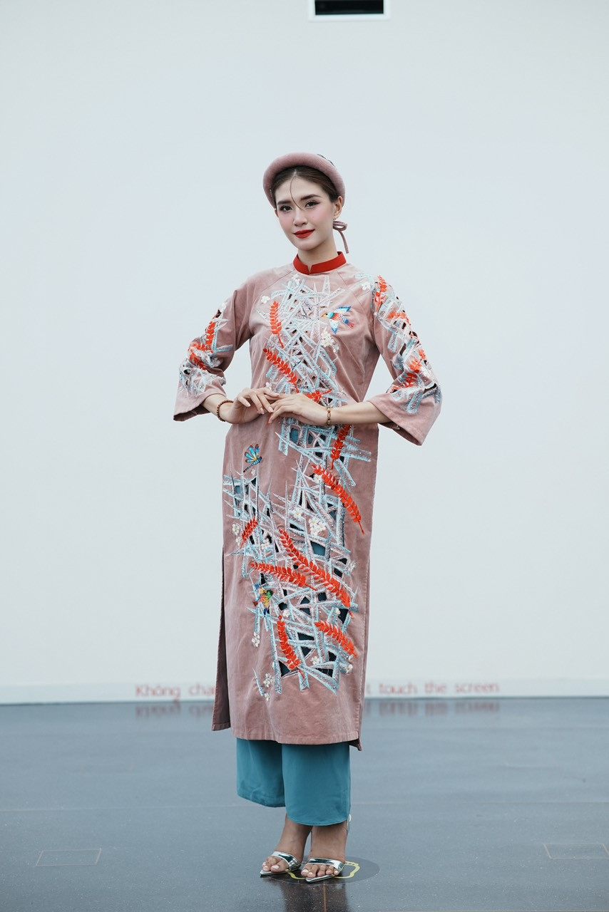 Nữ sinh 20 tuổi chọn ngành Marketing vì nhận thức được tầm quan trọng của truyền thông. Ngành học giúp rèn tư duy chiến lược và sáng tạo, cùng với công việc sáng tạo nội dung tại 3 thương hiệu nha khoa ở TPHCM giúp cô hiểu hơn về thị trường.