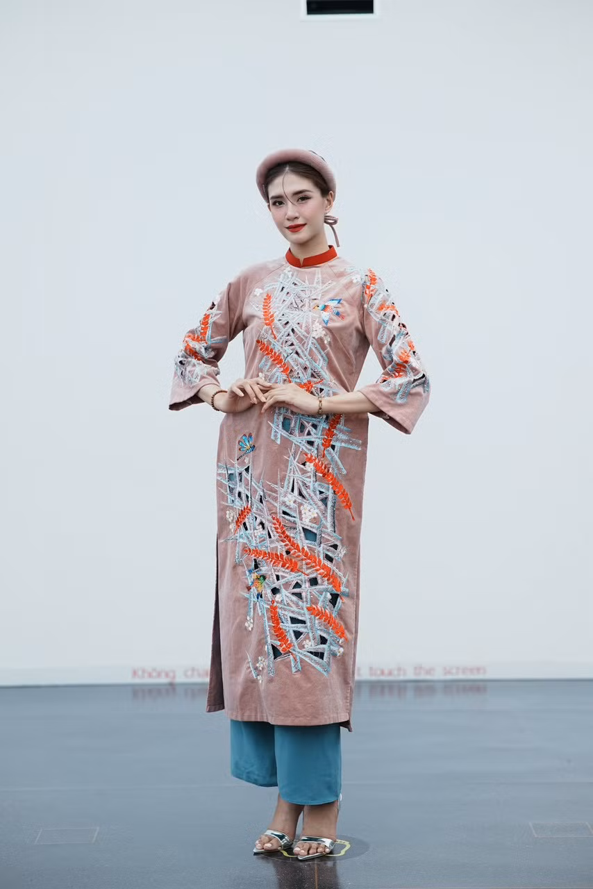 Nữ sinh 20 tuổi chọn ngành Marketing vì nhận thức được tầm quan trọng của truyền thông. Ngành học giúp rèn tư duy chiến lược và sáng tạo, cùng với công việc sáng tạo nội dung tại 3 thương hiệu nha khoa ở TPHCM giúp cô hiểu hơn về thị trường.