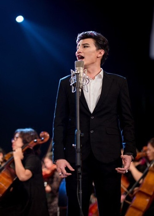 Dược sĩ Tiến vào showbiz dù tốt nghiệp ngành dược. Anh tiết lộ, khi theo đuổi âm nhạc, anh được đàn anh đàn chị khuyến khích thử diễn xuất. Dược sĩ Tiến tự diễn xuất trong các MV âm nhạc, web-drama. Ảnh: Znews.