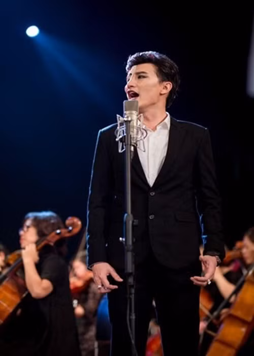 Dược sĩ Tiến vào showbiz dù tốt nghiệp ngành dược. Anh tiết lộ, khi theo đuổi âm nhạc, anh được đàn anh đàn chị khuyến khích thử diễn xuất. Dược sĩ Tiến tự diễn xuất trong các MV âm nhạc, web-drama. Ảnh: Znews.