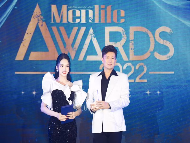 Dược sĩ Tiến thân thiết với Hương Giang. Cả hai góp tiền mua chung bất động sản, làm chương trình. Ảnh: FBNV.