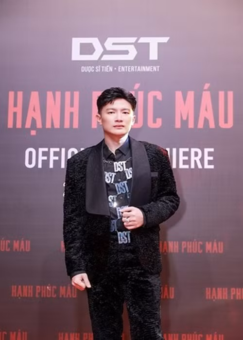 Năm 2020, Dược sĩ Tiến khởi động dự án điện ảnh đầu tay mang tên Hạnh phúc máu. Để quảng bá phim, anh thực hiện 15 MV cho 16 nghệ sĩ. Trong buổi showcase cho Hạnh phúc máu, Dược sĩ Tiến còn mang đến một buổi nhạc kịch hoành tráng. Ảnh: Công An TP HCM.