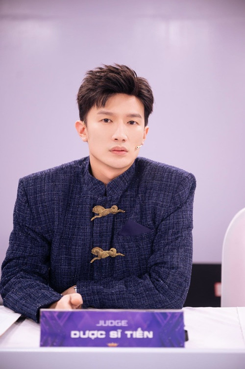 “Vì vậy, việc chủ tịch đề xuất một cái tên trong ban giám khảo và Tiến không đồng ý cũng là một quy trình hợp lý và đúng đắn”. Và tất nhiên, chỉ khi sự phản đối của Tiến là hợp lý, thì mới được hội đồng thống nhất và đưa ra quyết định cuối cùng là không mời Hoàng Thuỳ làm giám khảo”, Dược sĩ Tiến viết trên trang cá nhân. Ảnh: FBNV.