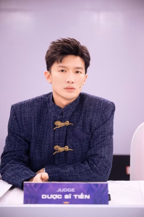 “Vì vậy, việc chủ tịch đề xuất một cái tên trong ban giám khảo và Tiến không đồng ý cũng là một quy trình hợp lý và đúng đắn”. Và tất nhiên, chỉ khi sự phản đối của Tiến là hợp lý, thì mới được hội đồng thống nhất và đưa ra quyết định cuối cùng là không mời Hoàng Thuỳ làm giám khảo”, Dược sĩ Tiến viết trên trang cá nhân. Ảnh: FBNV.