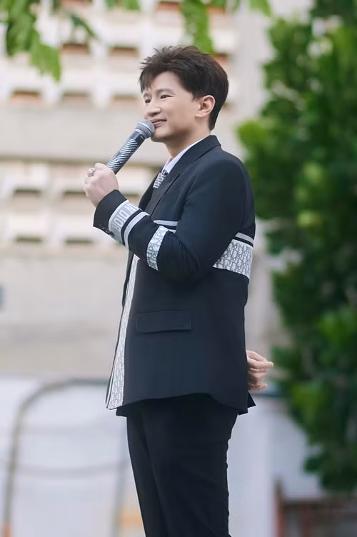 Dược sĩ Tiến tiết lộ, trước khi nhận lời làm nhà sản xuất cho Miss Universe Vietnam 2024, anh yêu cầu tổ chức cam kết và thống nhất về một số quy trình làm việc, cụ thể trong đó có việc “từng thành viên trong ban giám khảo chính thức của Miss Universe Vietnam 2024 phải được thông qua và thống nhất bởi cả hai bên". Ảnh: FBNV.