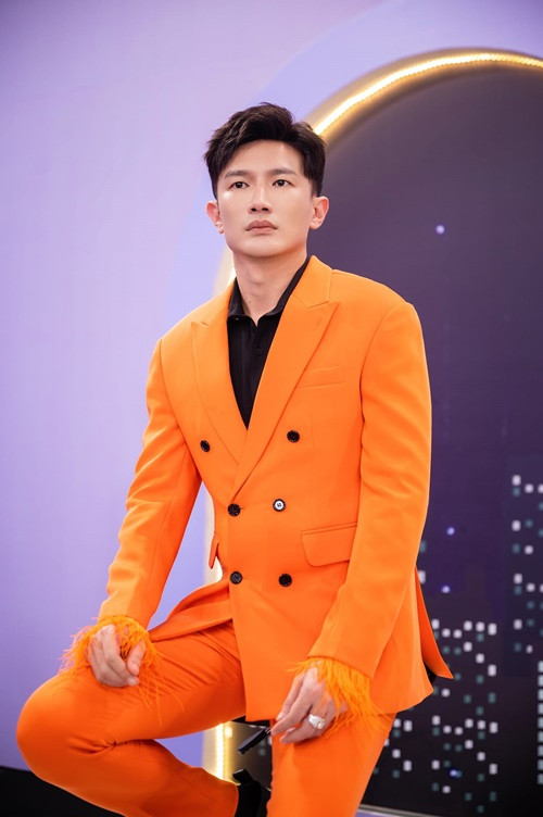 Dược sĩ Tiến cho rằng Á hậu Hoàng Thùy chưa đủ năng lực ngồi ghế nóng cùng các giám khảo của cuộc thi cũng như anh không thích làm việc với một người thiếu chuyên nghiệp đến mức chuyện gì cũng úp mở trên mạng xã hội như Hoàng Thùy. Ảnh: FBNV.