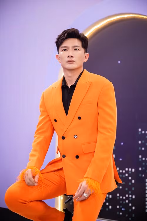 Dược sĩ Tiến cho rằng Á hậu Hoàng Thùy chưa đủ năng lực ngồi ghế nóng cùng các giám khảo của cuộc thi cũng như anh không thích làm việc với một người thiếu chuyên nghiệp đến mức chuyện gì cũng úp mở trên mạng xã hội như Hoàng Thùy. Ảnh: FBNV.