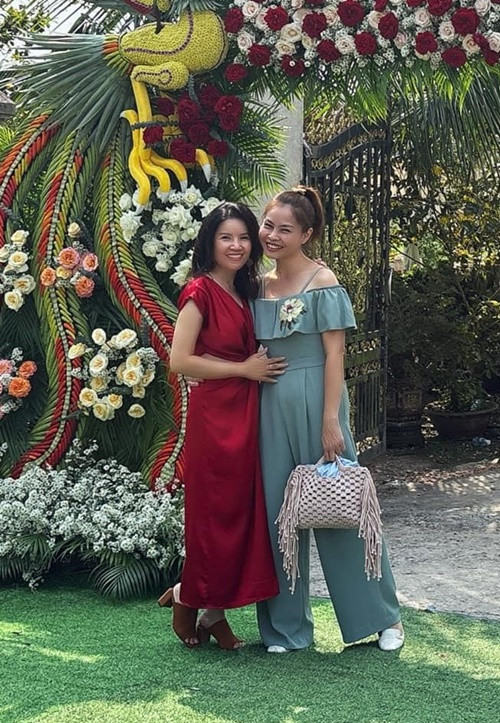 Tuyết Vân và Ngọc Trinh vui vẻ chụp ảnh chung khi dự một đám cưới.