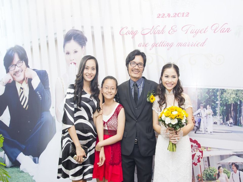 Công Ninh chia sẻ trên Vietnamnet, anh luôn cố gắng hiểu tâm trạng của vợ để cư xử chừng mực, đôi khi phải nhún nhường.