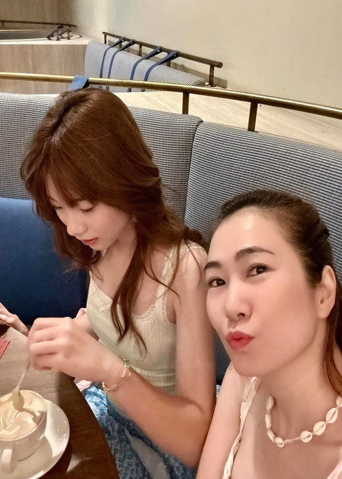 Con gái của nữ MC Vui cùng Hugo thừa hưởng sống mũi cao của mẹ, chiều cao nổi bật của bố.