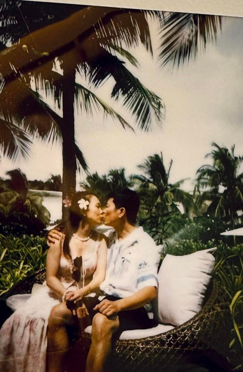 Khoảnh khắc ngọt ngào của nữ MC và chồng khiến nhiều người phải ghen tỵ.