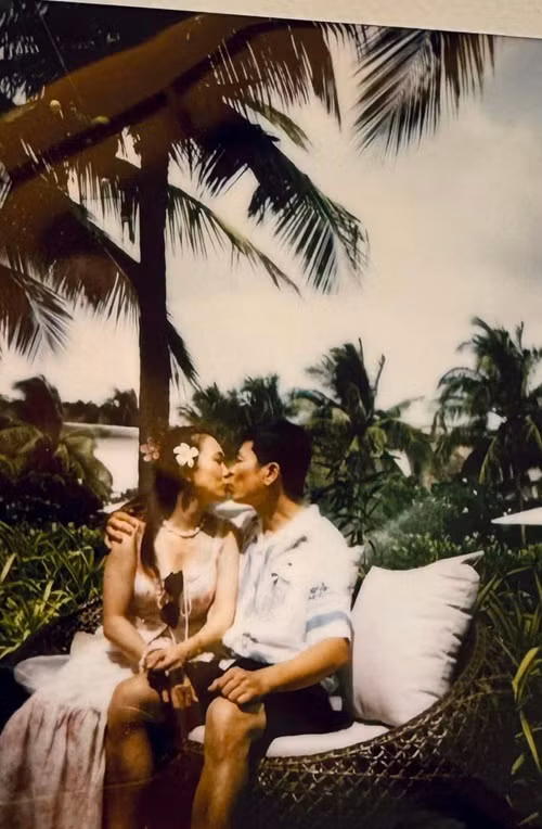 Khoảnh khắc ngọt ngào của nữ MC và chồng khiến nhiều người phải ghen tỵ.