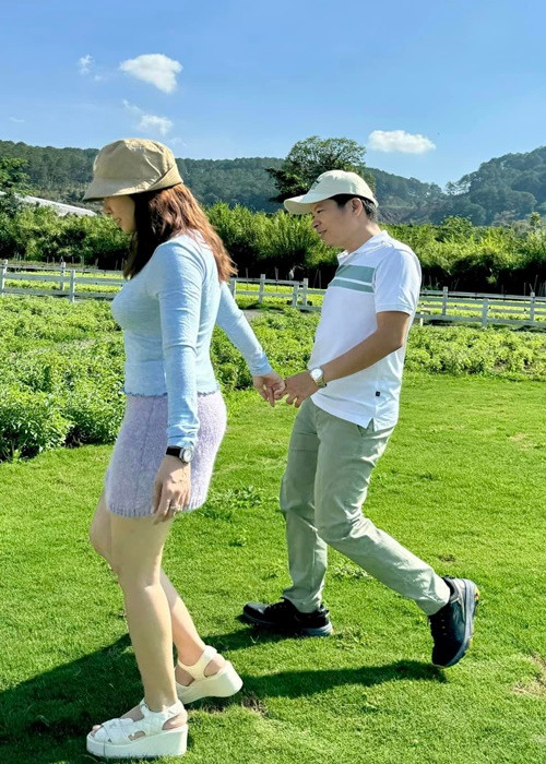 Nữ MC Vui cùng Hugo đăng tải nhiều hình ảnh tình tứ bên chồng.