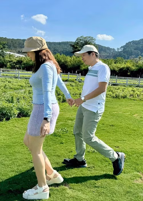 Nữ MC Vui cùng Hugo đăng tải nhiều hình ảnh tình tứ bên chồng.