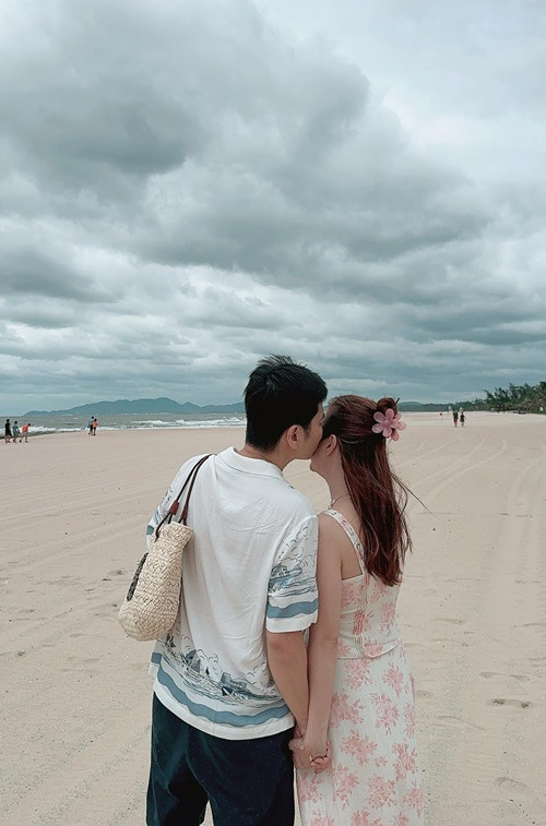 Vợ chồng Thanh Thảo nắm tay, trao nhau nụ hôn ngọt ngào trong một chuyến đi biển.