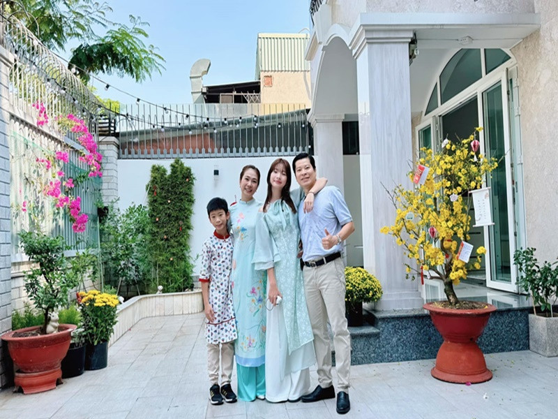 Nữ MC từng cho biết, chồng thể hiện tình cảm qua những hành động cụ thể. “Khi cơ thể lên tiếng "mệt" do công việc, do thời tiết... bạn làm mọi thứ cho mình, từ thuốc men, bánh ngọt, trái cây, nước cam, nước dừa, giấc ngủ, chỗ nghỉ trên phòng dạy, vớ ấm chân, gối tựa lưng”, Thanh Thảo khoe được bạn đời chăm sóc từng chút một.