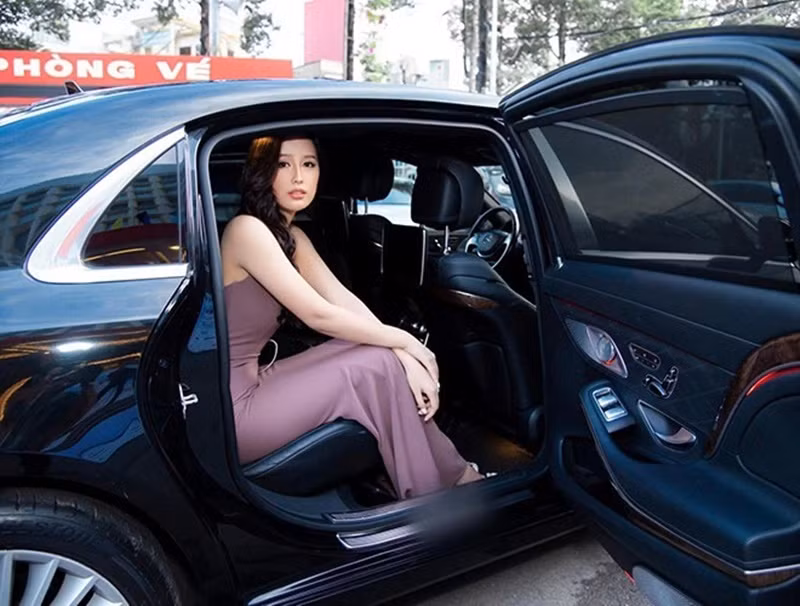 Nàng hậu từng phủ nhận có nhiều siêu xe. Mai Phương Thúy cho biết, cô tham gia các sự kiện bằng xe của các nhãn hàng. Ảnh: Dân Việt.