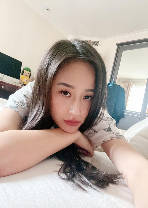 Nàng hậu đầu tư hơn trăm triệu đồng cho bộ chăn ga gối đệm trong phòng ngủ. Ảnh: FB Mai Phương Thúy.