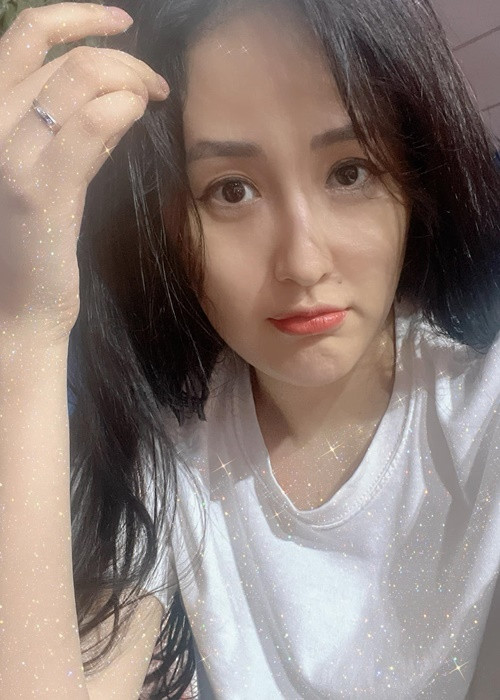 Mới đây, rộ tin đồn Mai Phương Thúy sắp kết hôn. Nhanh chóng, nàng hậu phủ nhận. Mai Phương Thúy chia sẻ trên Tiền Phong về chiếc nhẫn khiến cô bị nghi ngờ sắp lấy chồng: "Tôi đeo chiếc nhẫn đó như một món trang sức. Nó khá nhẹ, đeo vào thì rất dễ nhưng cởi ra thì lại hơi khó khăn, nên tôi lười tháo ra". Ảnh: FB Mai Phương Thúy.