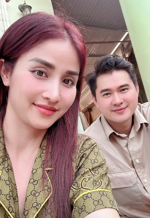 Quang Pháp tưng hài hước chia sẻ về Thảo Trang: "Vợ em! Lỡ hôm nào mà em ngủ hơi nhiều thì bà hỏi ngủ sao nhiều quá. Rồi mình ít ngủ lại cũng hỏi tại sao không chịu ngủ đi thức nhiều không tốt cho sức khoẻ... Mà hôm nào em ngủ mà bà còn thức là bà giận bà nói sao em bỏ bà thức một mình bà buồn... Giỡn cho bà vui thì bà kêu nhoi quá bà mệt... Hỏng giỡn thì bà hỏi sao buồn chuyện gì mà hỏng giỡn cho bà vui. Nói tóm lại vợ em cái gì bà thích là bà đúng... còn bà mà không thích rồi có đúng cũng thành sai... Có vợ vui lắm à nghen".