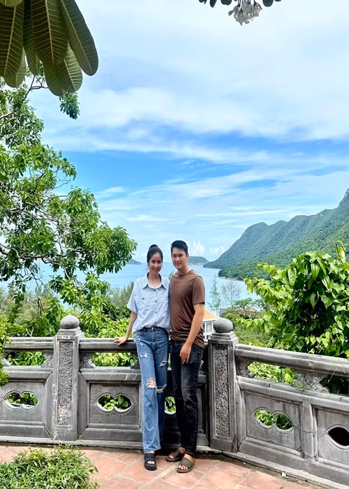 Quang Pháp luôn yêu thương, chiều chuộng Thảo Trang. Nam diễn viên thường báo cáo vợ mỗi khi đi quay và tranh thủ về sớm chứ không để vợ một mình.