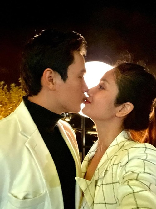 Thảo Trang chia sẻ trên Znews, không chỉ mẹ chồng, người thân trong gia đình chồng, ai nghe tin cô hơn chồng 8 tuổi cũng sốc. Tuy nhiên, vợ chồng Thảo Trang không chênh lệch nhiều về ngoại hình. "Khi gặp tôi, chắc má anh thấy cũng được nên đồng ý", Thảo Trang cho biết.