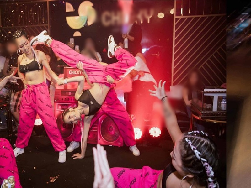 Chân dài sinh năm 1989 luôn gây ấn tượng khi thể hiện khả năng vũ đạo. Ảnh: Phụ Nữ Việt Nam