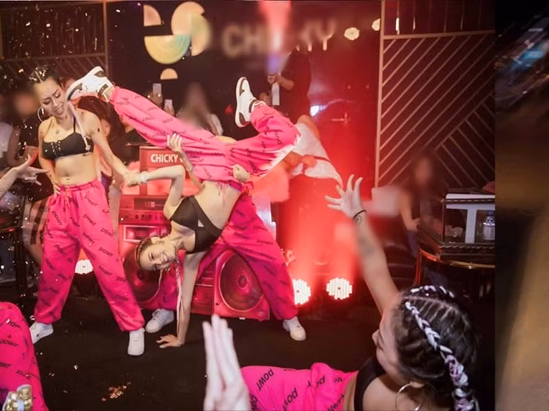 Chân dài sinh năm 1989 luôn gây ấn tượng khi thể hiện khả năng vũ đạo. Ảnh: Phụ Nữ Việt Nam