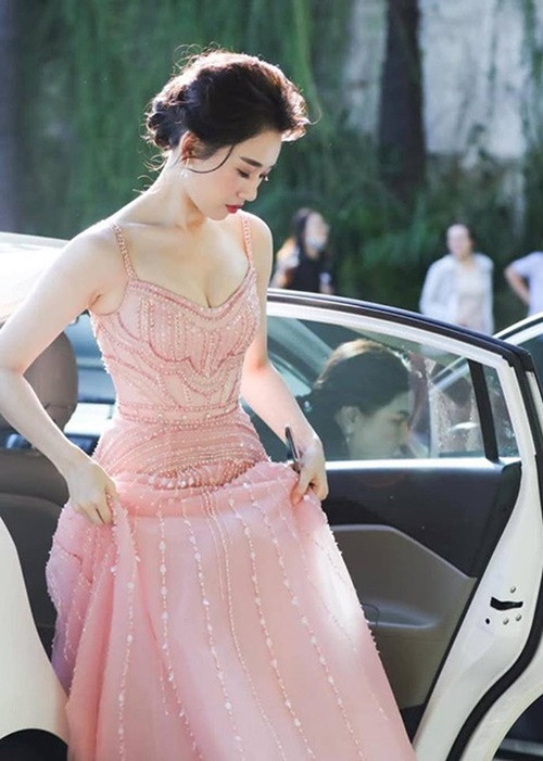 Chia sẻ trên VOV về việc làm giám khảo cuộc thi nhảy, ca sĩ Hari Won thừa nhận, cô không có tên tuổi về lĩnh vực nhảy. Ảnh: FB Hari Won.