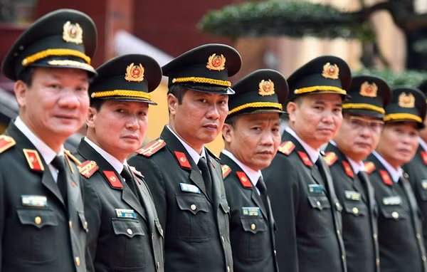 Truong hop cong an, quan doi duoc ve huu truoc tuoi theo quy dinh moi