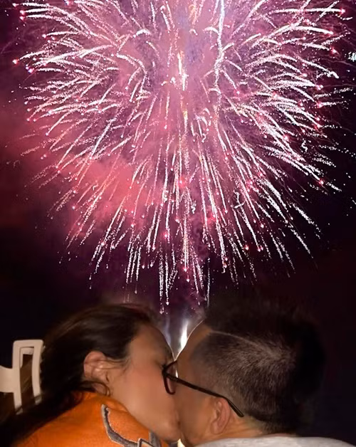 Chân dài vẫn dưỡng thai ở Mỹ bên chồng.