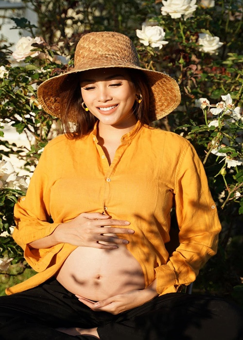 Võ Hoàng Yến chuộng trang phục rộng rãi, có phần giản dị.