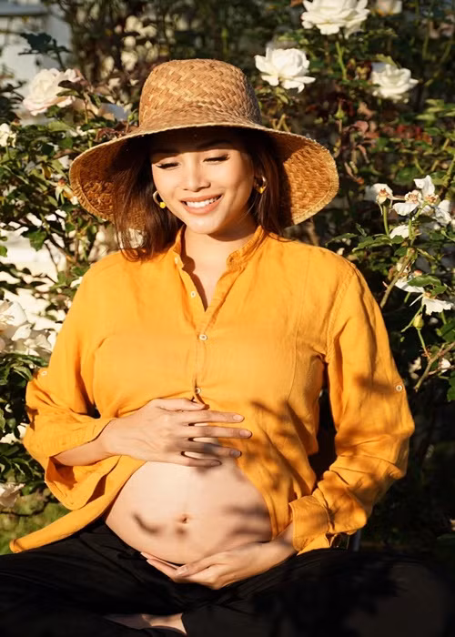 Võ Hoàng Yến chuộng trang phục rộng rãi, có phần giản dị.