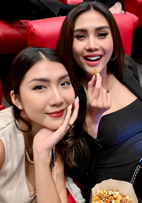 “Ai cũng nghĩ tôi qua Mỹ đẻ con nhưng không hề, thời gian tới tôi lại về và sinh con ở Việt Nam. Chồng tôi là người Mỹ rồi nên đẻ con ở đâu cũng không quan trọng. Tôi muốn đẻ con ở Việt Nam để có gia đình, cha mẹ, bạn bè bên cạnh. Ở bên này không có ai quen biết, dễ trầm cảm lắm”, Người Đưa Tin dẫn lời nữ người mẫu.