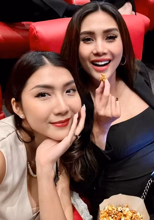 “Ai cũng nghĩ tôi qua Mỹ đẻ con nhưng không hề, thời gian tới tôi lại về và sinh con ở Việt Nam. Chồng tôi là người Mỹ rồi nên đẻ con ở đâu cũng không quan trọng. Tôi muốn đẻ con ở Việt Nam để có gia đình, cha mẹ, bạn bè bên cạnh. Ở bên này không có ai quen biết, dễ trầm cảm lắm”, Người Đưa Tin dẫn lời nữ người mẫu.