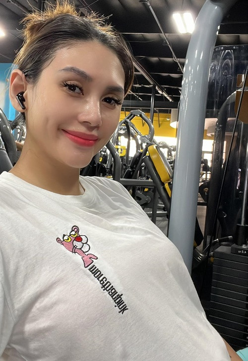 Nữ người mẫu vẫn tập gym kể từ khi bầu bí.