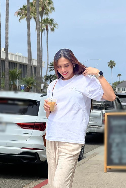 Không ít lần chân dài mượn đồ của chồng mặc. “Từ ngày bụng bự tui toàn mặc đồ ổng cho khỏe. Ổng kêu dòm tui như chú Tèo”, Võ Hoàng Yến chia sẻ.