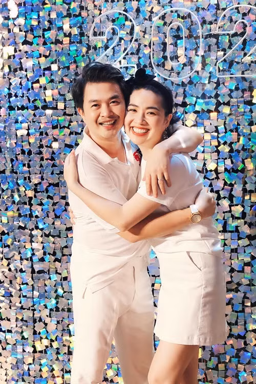 Vợ chồng Lê Khánh thường hâm nóng tình cảm bằng việc đi ăn nhà hàng, tặng hoa, đi xem phim, du lịch, nói lời ngọt ngào.