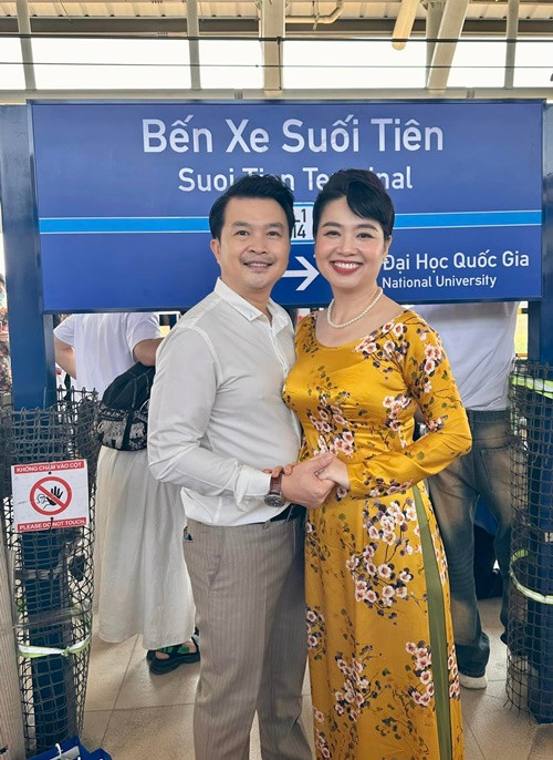 Lê Khánh xúc động vì Tuấn Khải thay đổi nhiều điều. Nam diễn viên đã vì vợ mà bỏ hút thuốc. "Đây là điếu thuốc cuối cùng con hút, nếu không làm được con sẽ mất Khánh vĩnh viễn", Tuấn Khải từng thề độc với người thân.