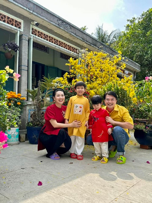 Lê Khánh chia sẻ trên Thương Hiệu và Pháp Luật, con trai đầu lòng khá vui hay pha trò với ba mẹ nhưng bị nhát với người lạ.