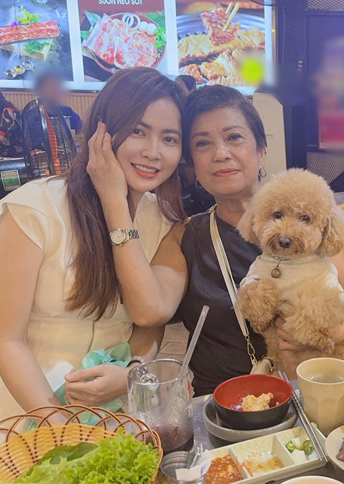 Mẹ của Hùng Thuận thân thiết với Tuệ Tâm. Bà mong con trai sẽ cưới trong năm nay. Ảnh: FBNV.