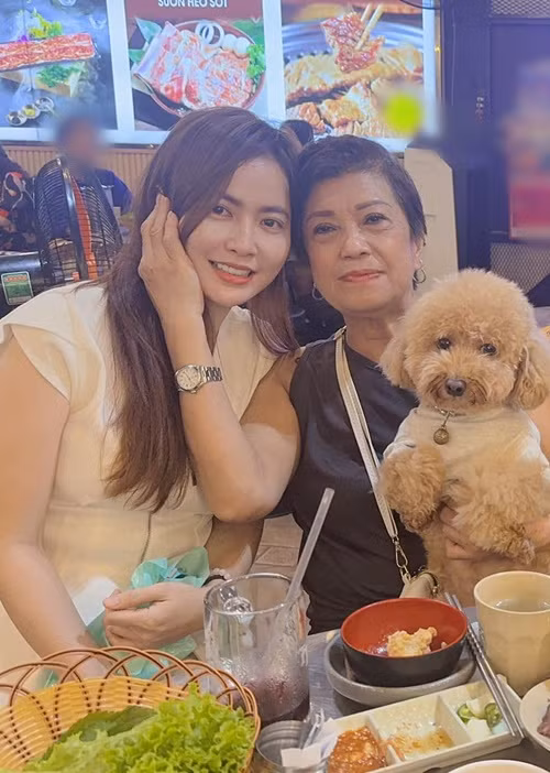 Mẹ của Hùng Thuận thân thiết với Tuệ Tâm. Bà mong con trai sẽ cưới trong năm nay. Ảnh: FBNV.