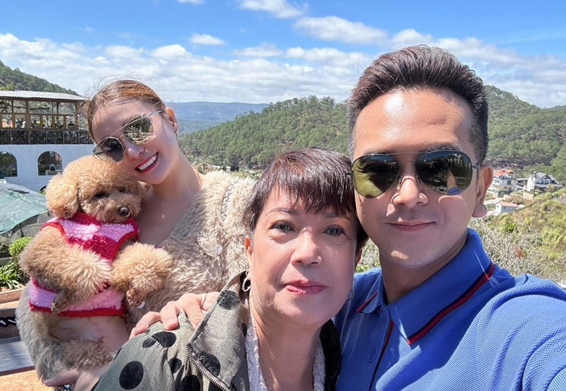 Mẹ của Hùng Thuận khoe ảnh cùng con trai và Tuệ Tâm ngắm cảnh ở Đà Lạt vào tháng 2/2024. Ảnh: FBNV.