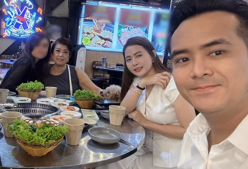  Diễn viên Hùng Thuận vừa tổ chức sinh nhật cho mẹ ruột. Bữa tiệc có sự tham gia Tuệ Tâm - bạn gái mới của Hùng Thuận. Ảnh: FBNV.