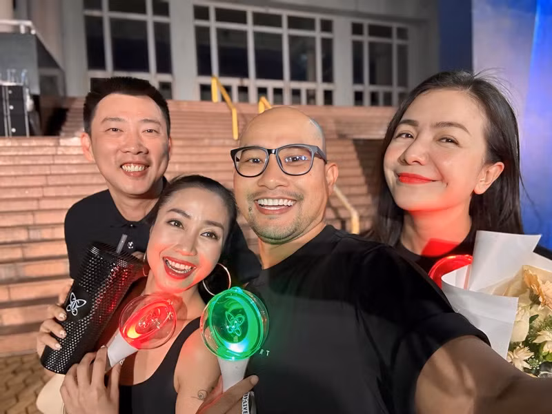 Vợ chồng Ốc Thanh Vân hội ngộ vợ chồng Ái Châu - Huỳnh Đông trong show ca nhạc.